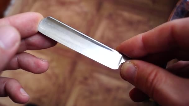 Essuyez le rasoir à gorge coupée .