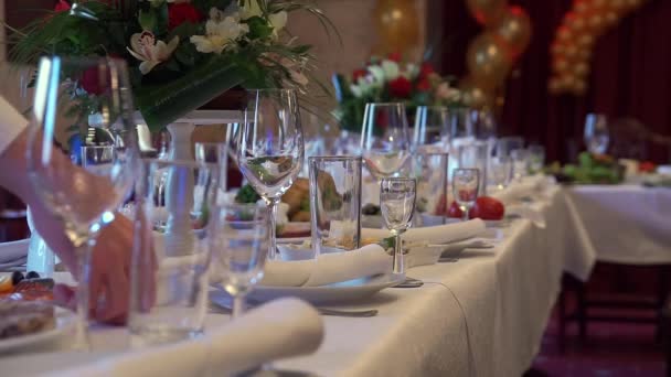 Servir mesas de banquete . — Vídeos de Stock