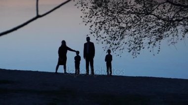 Gölü akşam yakınındaki çocuklu aile.