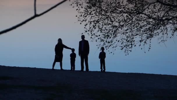 Famiglia con bambini vicino al lago la sera . — Video Stock