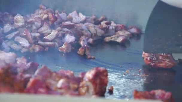 Memotong daging panggang dengan kasar . — Stok Video
