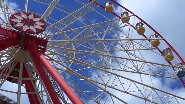 The Ferris wheel in the clouds. — Stock Video