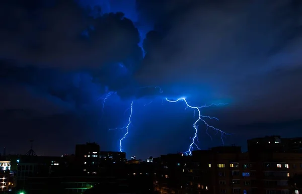 Lightning in the night sky — Stock Photo, Image