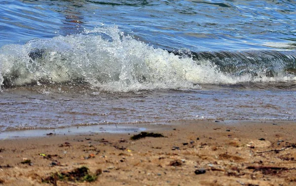 ウラル湖の岸に波 — ストック写真