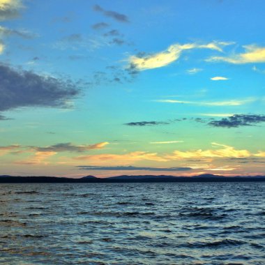 Yaz aylarında Güney Urallar göl Uwildy