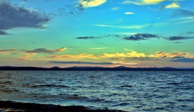 Yaz aylarında Güney Urallar göl Uwildy