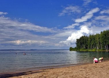Yaz aylarında Güney Urallar göl Uwildy