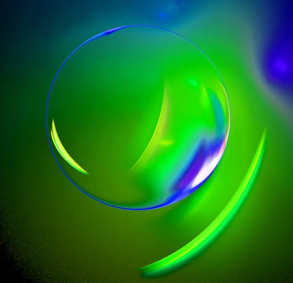 Абстрактний прозорий скляний різдвяний м'яч на кольоровому фоні — стокове фото