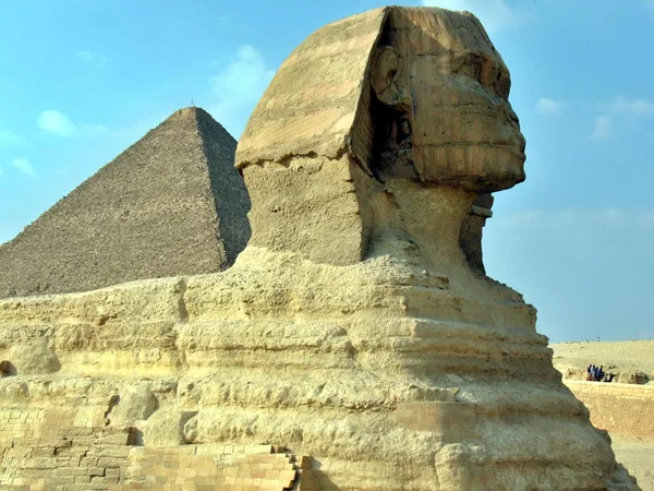 Великая пирамида фараона Хуфу и Сфинкса . — стоковое фото