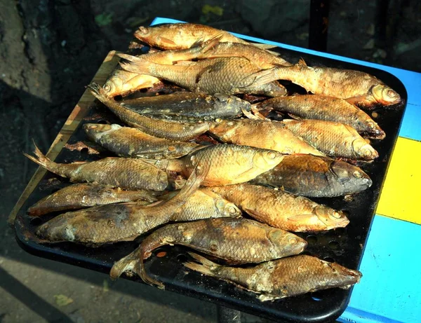 Ikan sungai setelah panas merokok Warna emas — Stok Foto