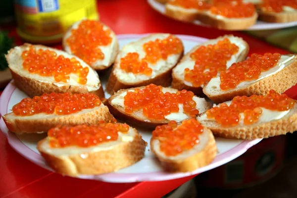 Sandwich con caviar rojo sobre pan blanco. Mesa de Navidad festiva. Celebrar el Año Nuevo . — Foto de Stock