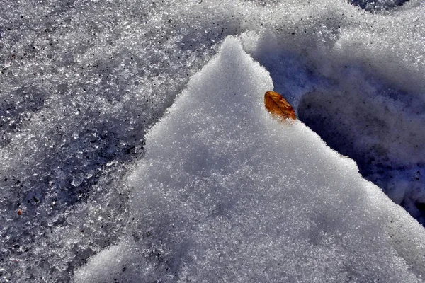 Грязное таяние снега крупным планом — стоковое фото