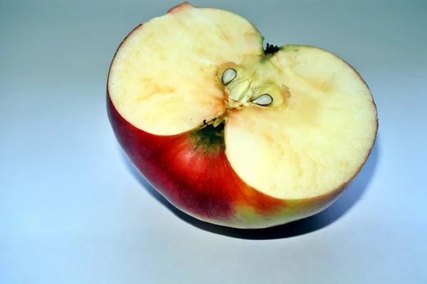 Ein halber roter Apfel — Stockfoto