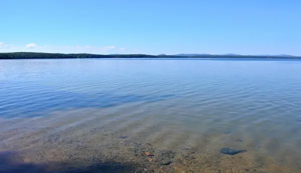 Tranquillo lago Uvildy la mattina presto — Foto Stock