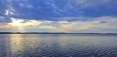 bulutlu havalarda akşam Gölü