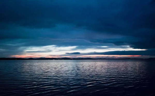 Lago de la noche en tiempo nublado — Foto de Stock