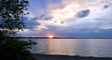 bulut gökyüzü göl üzerinde pembe günbatımı