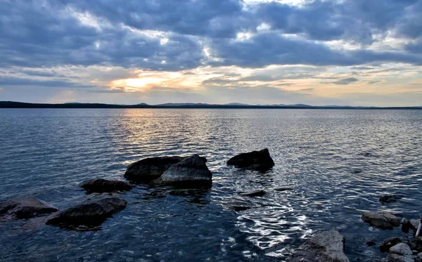 Gölde bulutlu bir gün