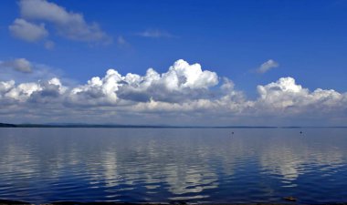 suya yansıyan parlak bulutlar