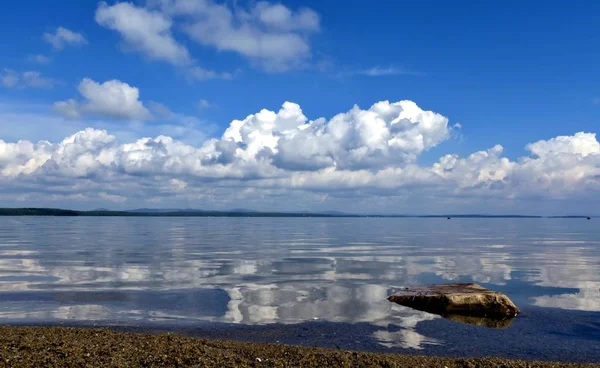 Яскраві хмари, відображені у воді — стокове фото