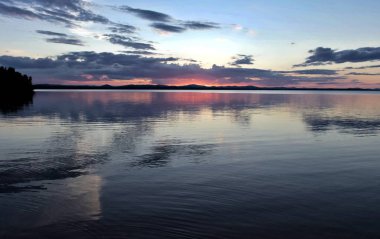 renkli bulutlu gökyüzü göl üzerinde akşam