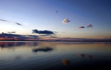 renkli bulutlu gökyüzü göl üzerinde akşam