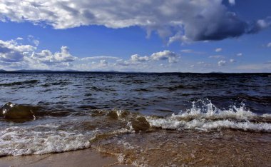 gürültülü dalga göl kıyısında olay