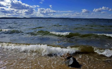 gürültülü dalga göl kıyısında olay