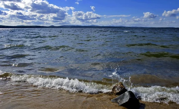 gürültülü dalga göl kıyısında olay