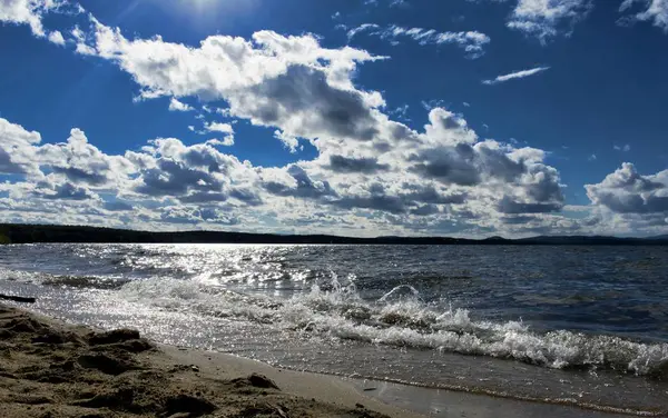 嘈杂的海浪在湖岸发生 — 图库照片