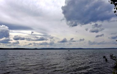 gün gölde gri bulutlu hava