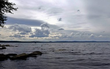 gün gölde gri bulutlu hava