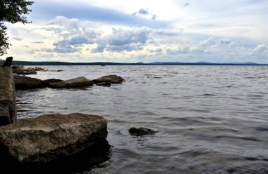 gün gölde gri bulutlu hava