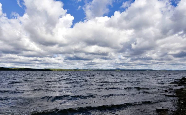 Денне озеро в білій хмарній погоді — стокове фото