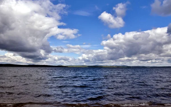 Bright clouds reflected in the water — Stock Photo, Image