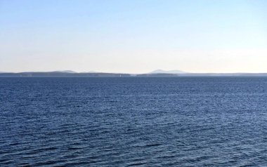 sessiz göl güneşli sabah erken