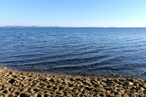 Tyst sjön tidig solig morgon — Stockfoto
