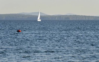 Gölde yalnız bir tekne