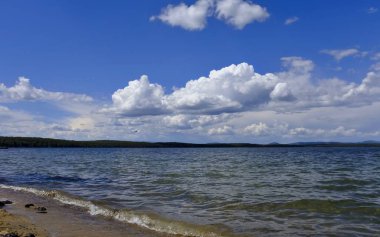 suya yansıyan parlak bulutlar