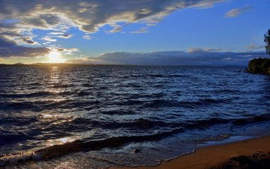 bulutlu havalarda akşam Gölü