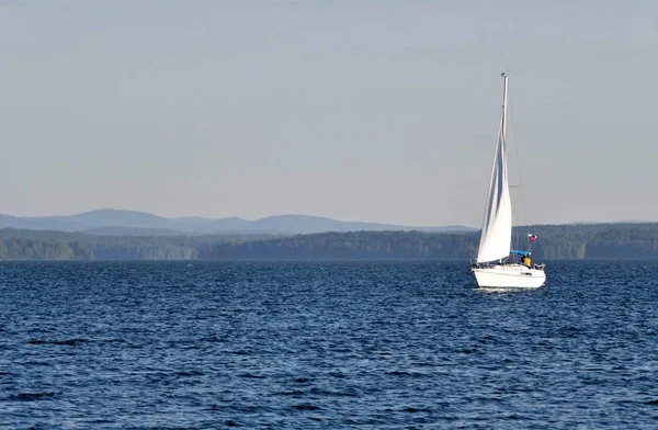 Gölde yalnız bir tekne