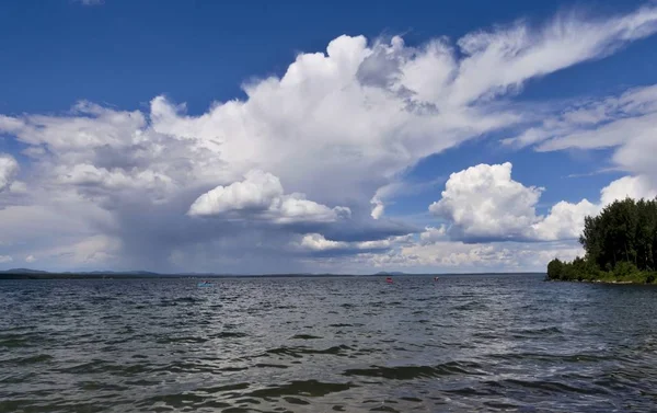 밝은 구름 물에 반영 — 스톡 사진