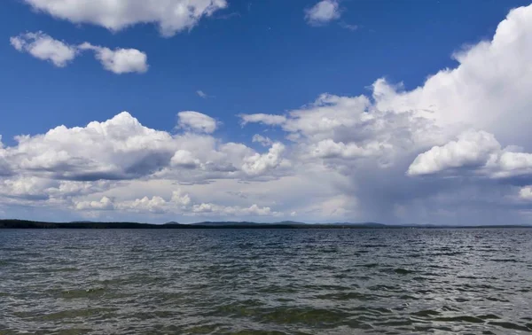 Ljusa moln återspeglas i vattnet — Stockfoto
