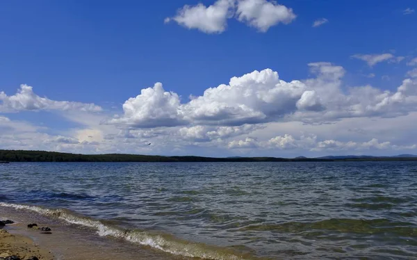 suya yansıyan parlak bulutlar