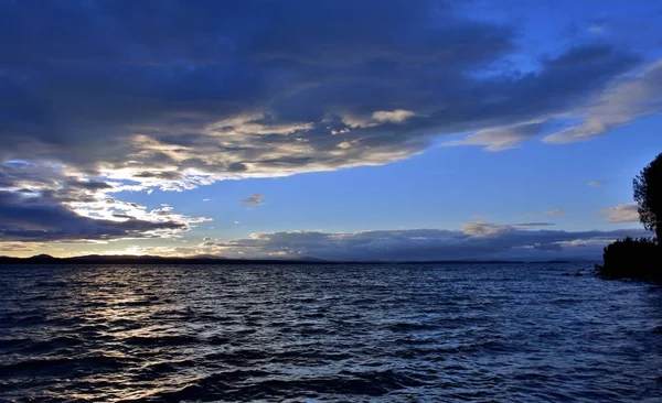 Danau malam di cuaca mendung — Stok Foto