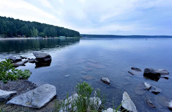 Danau tenang tidak sopan di pagi hari — Stok Foto
