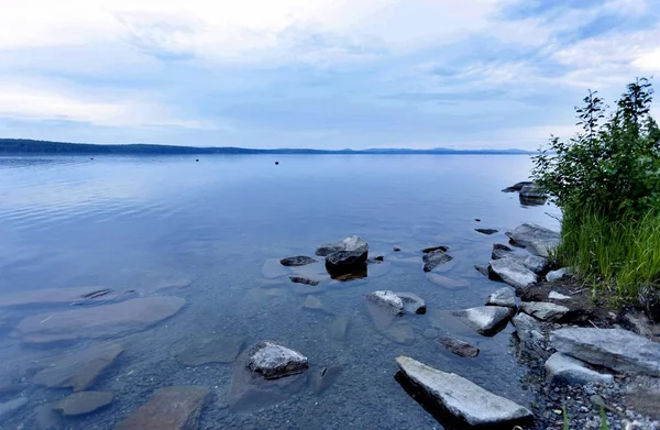 Lago tranquilo Uvildy no início da manhã — Fotografia de Stock