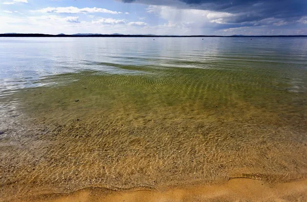 Чиста вода озера Uvildy, Південно-Уральський — стокове фото