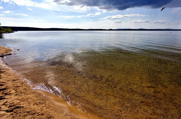 Klart vatten i den sjön Uvildy, södra Ural — Stockfoto