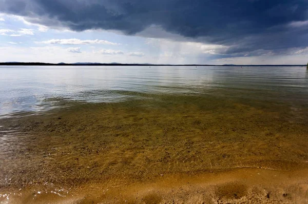 Чиста вода озера Uvildy, Південно-Уральський — стокове фото